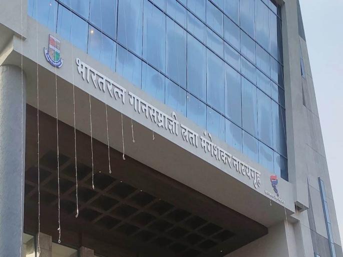 confusion in the theater due to lack of municipal planning in lata mangeshkar natyagruha mira bhayandar | महापालिकेच्या नियोजना अभावी नाट्यगृहात गोंधळ confusion in the theater due to lack of municipal planning in lata mangeshkar natyagruha mira bhayandar | महापालिकेच्या नियोजना अभावी नाट्यगृहात गोंधळ