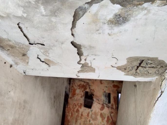 Police protecting the people are insecure in Chikhli colony | जनतेला सुरक्षा देणारे पोलीस चिखली वसाहतीतच असुरक्षित Police protecting the people are insecure in Chikhli colony | जनतेला सुरक्षा देणारे पोलीस चिखली वसाहतीतच असुरक्षित