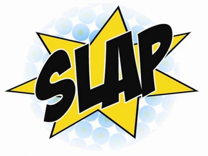The girl slapped police inspector in Akola | युवतीने लगावली ठाणेदाराच्या कानशिलात