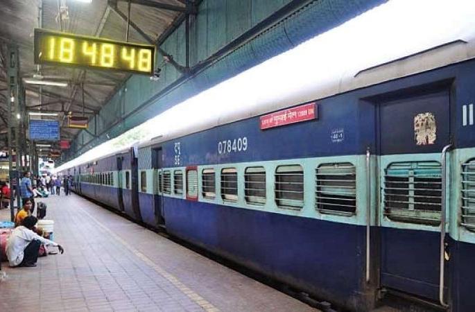 After unlocking, 112 trains, passenger trains are always waiting | अनलॉकनंतर अकोला स्थानकावरून ११२ गाड्यांची ये-जा; पॅसेंजर गाड्यांची प्रतीक्षा कायमच