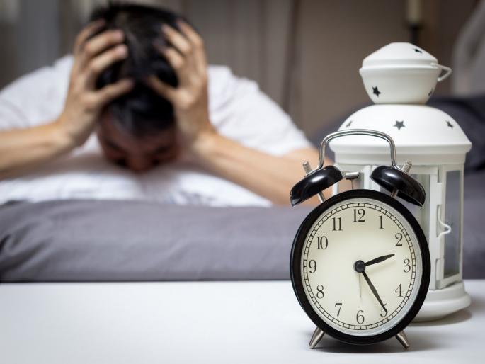 Spending hours on the phone at night? This can be a warning bell for you .... | रात्री फोनवर तासन्तास वेळ घालवताय? ही ठरु शकते तुमच्यासाठी धोक्याची घंटा.... Spending hours on the phone at night? This can be a warning bell for you .... | रात्री फोनवर तासन्तास वेळ घालवताय? ही ठरु शकते तुमच्यासाठी धोक्याची घंटा....