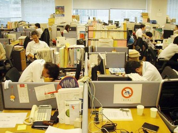 Fall asleep at work is socially acceptable in Japan | वाह काय नोकरी आहे! इथे ऑफिसमध्ये दिली जाते खुलेआम झोपण्याची परवानगी Fall asleep at work is socially acceptable in Japan | वाह काय नोकरी आहे! इथे ऑफिसमध्ये दिली जाते खुलेआम झोपण्याची परवानगी