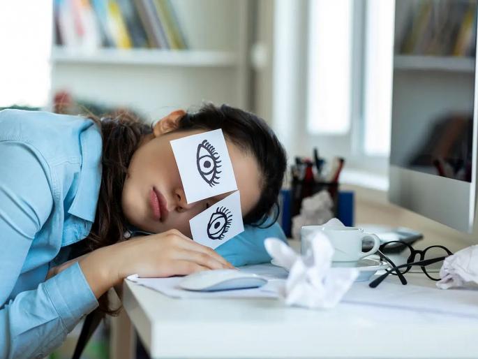 Don't worry if you fall asleep at work! It's not a crime if you fall asleep at work; The court has said so... But... | डोळा लागला, फिकर नॉट! कामाच्या ठिकाणी झोप लागली तर तो गुन्हा नाही; कोर्टानेच सांगितलेय... पण... Don't worry if you fall asleep at work! It's not a crime if you fall asleep at work; The court has said so... But... | डोळा लागला, फिकर नॉट! कामाच्या ठिकाणी झोप लागली तर तो गुन्हा नाही; कोर्टानेच सांगितलेय... पण...