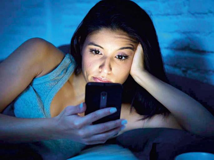 smart phone, social media & youth sexual attraction, how it works? | हातातला स्मार्टफोन आणि ‘तसली ओढ’ यांचा काय संबंध आहे? smart phone, social media & youth sexual attraction, how it works? | हातातला स्मार्टफोन आणि ‘तसली ओढ’ यांचा काय संबंध आहे?