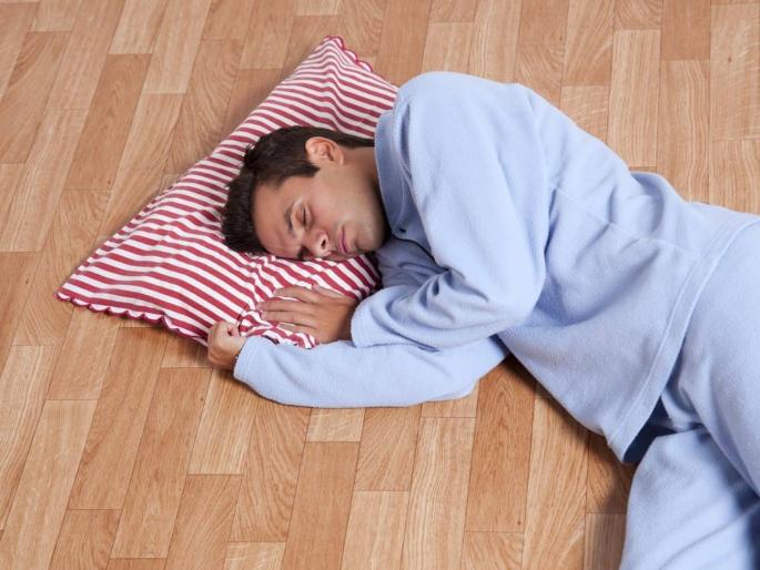 sleeping on floor is extremely beneficial for health, but this people should avoid | जमिनीवर झोपणे आहे इतके फायदेशीर की पलंग सोडुन जमिनीवरच झोपाल, जाणून घ्या अधिक sleeping on floor is extremely beneficial for health, but this people should avoid | जमिनीवर झोपणे आहे इतके फायदेशीर की पलंग सोडुन जमिनीवरच झोपाल, जाणून घ्या अधिक