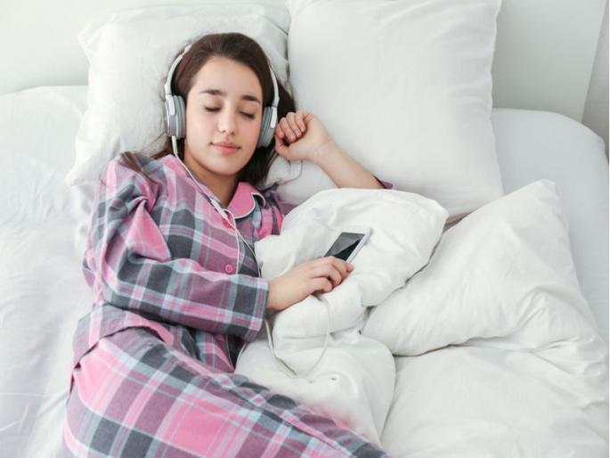 is it safe to sleep while listening to music know all details | गाणी ऐकत झोपणं हानिकारक की फायदेशीर?, जाणून घ्या is it safe to sleep while listening to music know all details | गाणी ऐकत झोपणं हानिकारक की फायदेशीर?, जाणून घ्या