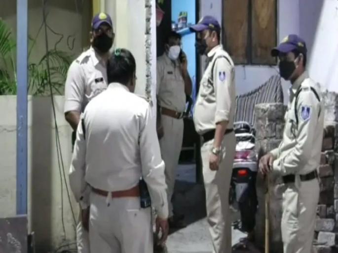 An angry Boyfriend broke into the house, killed his girlfriend and committed suicide in Indoor | “न मैं जिंदा रहूंगा न तू बचेगी”; संतापलेल्या युवकानं घरात घुसून प्रेयसीवर गोळी झाडली अन् आत्महत्या केली An angry Boyfriend broke into the house, killed his girlfriend and committed suicide in Indoor | “न मैं जिंदा रहूंगा न तू बचेगी”; संतापलेल्या युवकानं घरात घुसून प्रेयसीवर गोळी झाडली अन् आत्महत्या केली