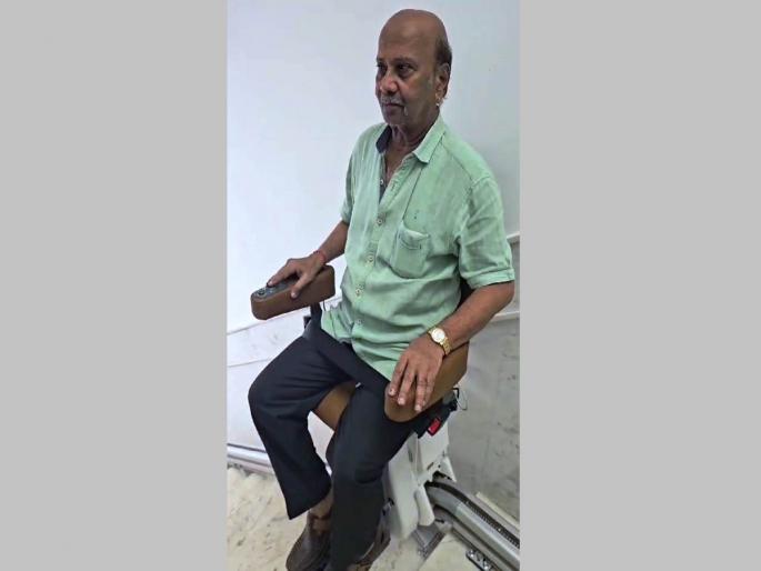 Sliding chair facility on staircase in Yashwant Theater | यशवंत नाट्यगृहातील जिन्यावर सरकत्या खुर्चीची सोय Sliding chair facility on staircase in Yashwant Theater | यशवंत नाट्यगृहातील जिन्यावर सरकत्या खुर्चीची सोय