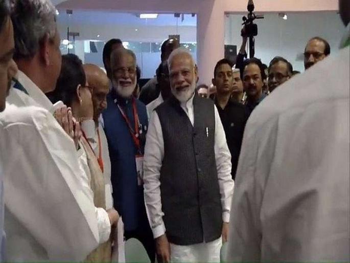 Chandrayaan 2: Modi's 'one' sentence gives the country a new hope in isro centre of benglore | Chandrayaan 2 : मोदींच्या 'त्या' एका वाक्यानं ISRO सह देशवासियांना 'नवी उमेद' मिळाली
