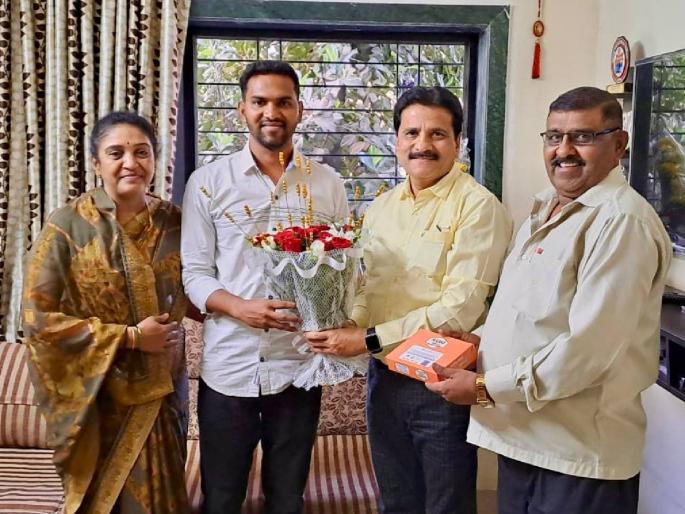 Jitendra Pandharinath Sonwane Police Sub-Inspector has passed the examination | मामाला श्रद्धांजली देण्यासाठी भाचा बनला पोलिस अधिकारी; एसटी संवर्गातून महाराष्ट्रात पहिला Jitendra Pandharinath Sonwane Police Sub-Inspector has passed the examination | मामाला श्रद्धांजली देण्यासाठी भाचा बनला पोलिस अधिकारी; एसटी संवर्गातून महाराष्ट्रात पहिला