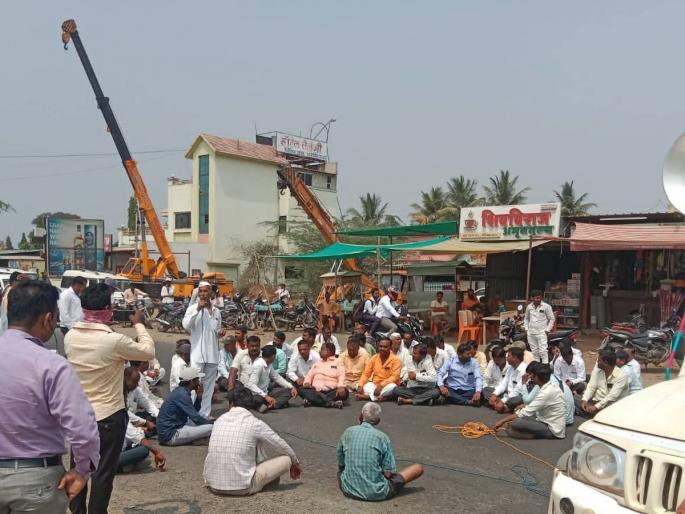 Stop the road for half an hour at Kurduwadi to restore power supply | वीज पुरवठा सुरळीत करण्यासाठी कुर्डूवाडीत अर्धा तास रास्ता रोको Stop the road for half an hour at Kurduwadi to restore power supply | वीज पुरवठा सुरळीत करण्यासाठी कुर्डूवाडीत अर्धा तास रास्ता रोको