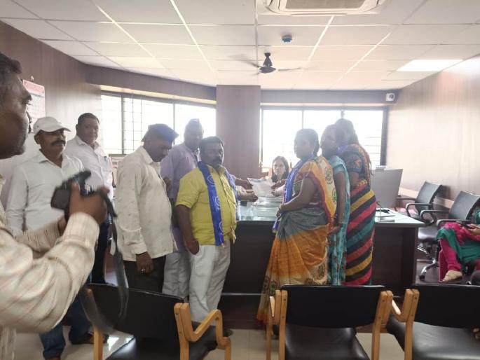 In Nanded murder case, 'CID' investigation, Bhimsena's bangdi choli movement! | नांदेड खून प्रकरणी 'सीआयडी'ची चौकशी लावा, भिमसेनेचे बांगडी चोळीचे आंदोलन! In Nanded murder case, 'CID' investigation, Bhimsena's bangdi choli movement! | नांदेड खून प्रकरणी 'सीआयडी'ची चौकशी लावा, भिमसेनेचे बांगडी चोळीचे आंदोलन!