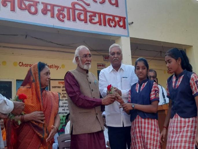 Grandchildren enjoyed with grandparents; Children know the importance of parents! | आजी-आजोबांसोबत नातवंडं रमली; मुलांना आई-बाबांचे महत्व कळले ! Grandchildren enjoyed with grandparents; Children know the importance of parents! | आजी-आजोबांसोबत नातवंडं रमली; मुलांना आई-बाबांचे महत्व कळले !