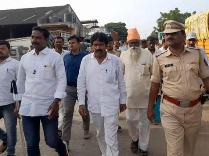 Export duty hike protested in Solapur; 'Janhit' tried to stop the auction | निर्यात शुल्क वाढीला सोलापुरात विरोध; 'जनहित' ने केला लिलाव बंद पाडण्याचा प्रयत्न Export duty hike protested in Solapur; 'Janhit' tried to stop the auction | निर्यात शुल्क वाढीला सोलापुरात विरोध; 'जनहित' ने केला लिलाव बंद पाडण्याचा प्रयत्न