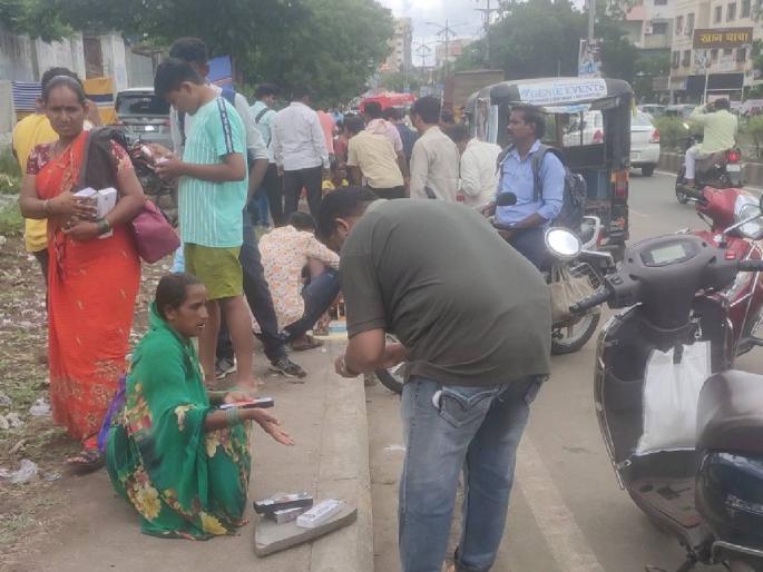 Sidewalk sales of watches, bluetooth, speakers Purchase from Solapurkars like onions, potatoes | घड्याळ, ब्लूटूथ, स्पीकरची फूटपाथवर विक्री; कांदे, बटाट्यांप्रमाणे सोलापूरकरांकडून खरेदी Sidewalk sales of watches, bluetooth, speakers Purchase from Solapurkars like onions, potatoes | घड्याळ, ब्लूटूथ, स्पीकरची फूटपाथवर विक्री; कांदे, बटाट्यांप्रमाणे सोलापूरकरांकडून खरेदी