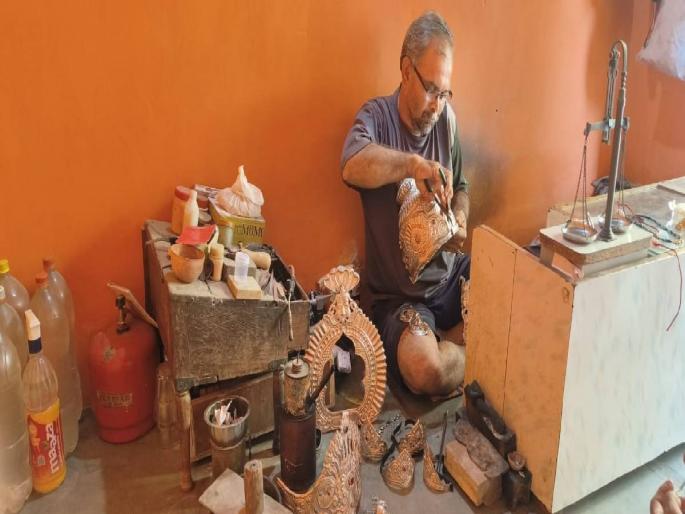 Goddess's sword, trishul, glittering chakra, crown, girdle, armband Eight artisans of Solapur are engaged in handicrafts | देवीच्या तलवार, त्रिशुल, चक्रला चकाकी, किरीट, कंबरपट्टा, बाजुबंदला झळाळी; सोलापुरातील आठ करागिर कलाकुसरीच्या कामात मग्न Goddess's sword, trishul, glittering chakra, crown, girdle, armband Eight artisans of Solapur are engaged in handicrafts | देवीच्या तलवार, त्रिशुल, चक्रला चकाकी, किरीट, कंबरपट्टा, बाजुबंदला झळाळी; सोलापुरातील आठ करागिर कलाकुसरीच्या कामात मग्न