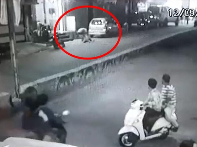 Teen girl jumps off third floor of Ujjain hotel after minor boyfriend accuses her of cheating | पती-पत्नी बनून हॉटेलमध्ये राहिलं अल्पवयीन जोडपं; संशयावरुन बॉयफ्रेंडनं कानाखाली मारताच गर्लफ्रेंडनं... Teen girl jumps off third floor of Ujjain hotel after minor boyfriend accuses her of cheating | पती-पत्नी बनून हॉटेलमध्ये राहिलं अल्पवयीन जोडपं; संशयावरुन बॉयफ्रेंडनं कानाखाली मारताच गर्लफ्रेंडनं...