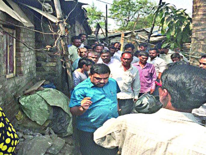 Survey launched by the Municipal Corporation of Panvel | पनवेलमधील झोपडपट्ट्यांचे पालिकेने सुरू केले सर्वेक्षण Survey launched by the Municipal Corporation of Panvel | पनवेलमधील झोपडपट्ट्यांचे पालिकेने सुरू केले सर्वेक्षण