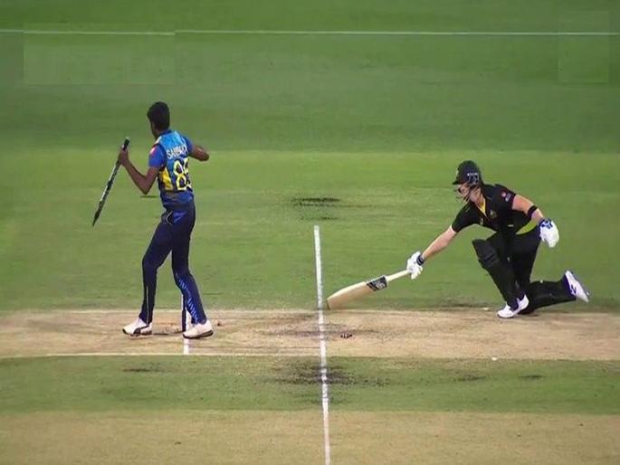 AUS v SL 2019: WATCH- Lakshan Sandakan's schoolboy error helps Steve Smith survive an easy run out | AUS v SL : एका हातात चेंडू, दुसऱ्या हातात स्टम्प; श्रीलंकेचा खेळाडू तरीही करू शकला नाही Run Out