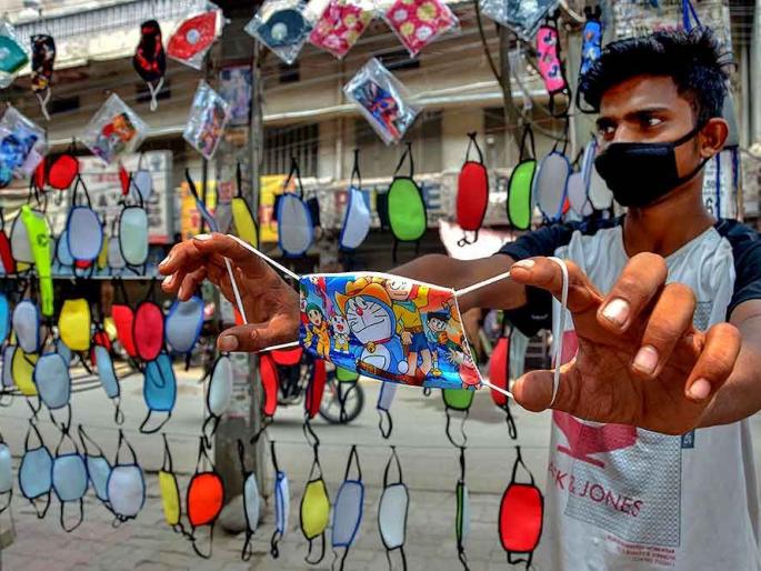 Government orders infantry, selling masks at double the rate | शासनादेश पायदळी, मास्कची दामदुप्पट दराने विक्री Government orders infantry, selling masks at double the rate | शासनादेश पायदळी, मास्कची दामदुप्पट दराने विक्री
