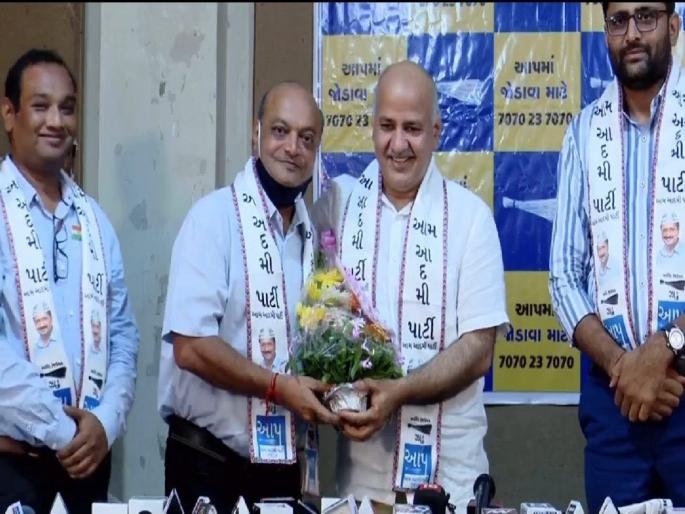 Surat Businessman Mahesh Savani Joins Aam Aadmi Party Ahead Of Gujarat Assembly Elections | गुजरातमध्ये ‘आप’ला सापडला हिरा; कर्मचाऱ्यांना फ्लॅट अन् कार बोनस देणाऱ्या मालकाची राजकारणात एन्ट्री Surat Businessman Mahesh Savani Joins Aam Aadmi Party Ahead Of Gujarat Assembly Elections | गुजरातमध्ये ‘आप’ला सापडला हिरा; कर्मचाऱ्यांना फ्लॅट अन् कार बोनस देणाऱ्या मालकाची राजकारणात एन्ट्री