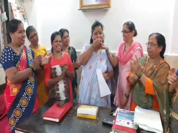 At the age of 47, Dombivali Woman manisha rane passed the SSC | वय वाढलं पण जिद्द कमी नाही झाली; वयाच्या ४७ वर्षी दहावीची परीक्षा पास केली At the age of 47, Dombivali Woman manisha rane passed the SSC | वय वाढलं पण जिद्द कमी नाही झाली; वयाच्या ४७ वर्षी दहावीची परीक्षा पास केली