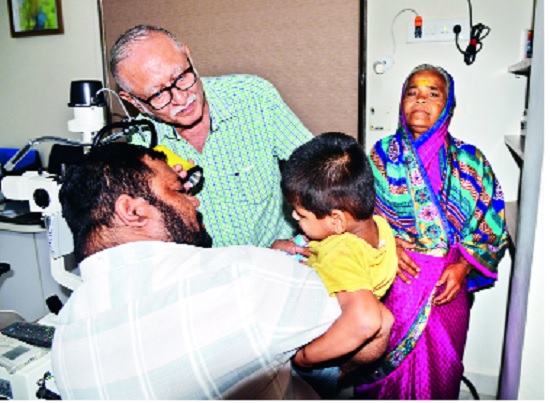 Complete the primary investigation of 'Emperor' to save one eye: the next treatment after scanning | ‘सम्राट’चा एक डोळा वाचविण्यासाठी धडपड प्राथमिक तपासणी पूर्ण : स्कॅनिंगनंतर पुढील उपचार Complete the primary investigation of 'Emperor' to save one eye: the next treatment after scanning | ‘सम्राट’चा एक डोळा वाचविण्यासाठी धडपड प्राथमिक तपासणी पूर्ण : स्कॅनिंगनंतर पुढील उपचार