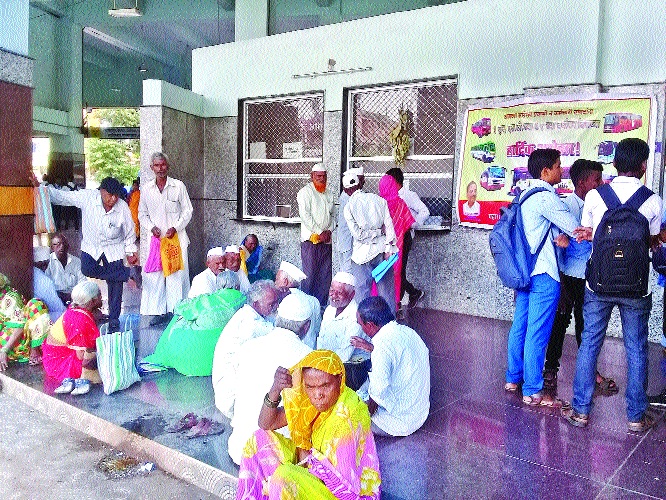 The eldest said .. do not want smart card scheme! | ज्येष्ठ म्हणे.. स्मार्ट कार्ड योजना नको रे बाबा ! The eldest said .. do not want smart card scheme! | ज्येष्ठ म्हणे.. स्मार्ट कार्ड योजना नको रे बाबा !