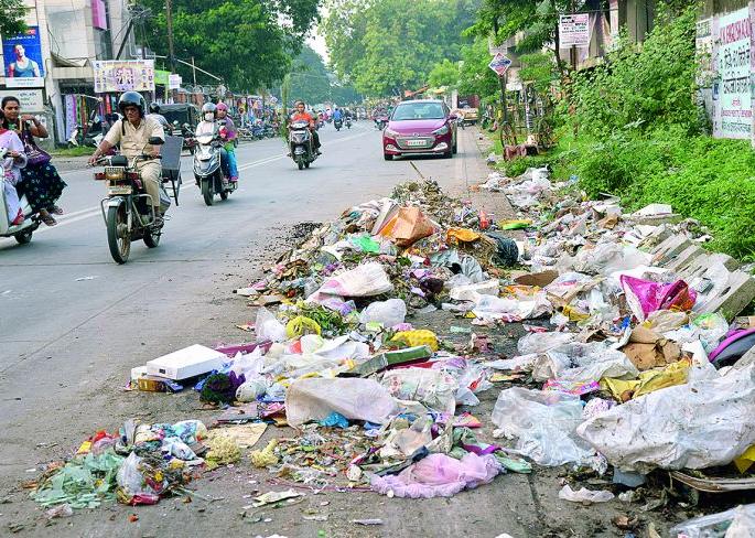 Every where garbage in smart city: Municipal administration sluggish | स्मार्ट सिटीत जागोजागी कचरा : मनपा प्रशासन सुस्त Every where garbage in smart city: Municipal administration sluggish | स्मार्ट सिटीत जागोजागी कचरा : मनपा प्रशासन सुस्त