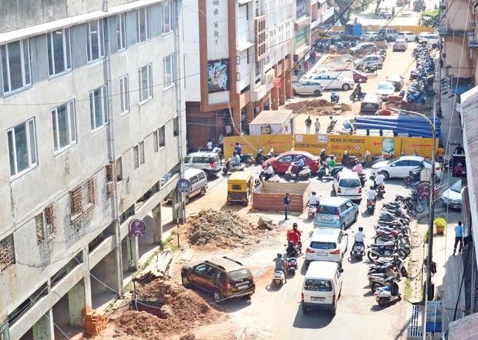 at least fix the roads do not want a system that did not provide basic facilities to the gomantakiya | रस्ते तरी दुरुस्त करा ना; गोमंतकीयांना मूलभूत सुविधा देणारी यंत्रणा नको