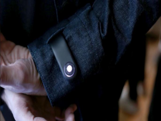 Google and levis developed smart jacket which tells you if you have forgotten your smartphone | या स्मार्ट जॅकेटशी नातं जोडा; मोबाईल हरवण्याची चिंता सोडा! Google and levis developed smart jacket which tells you if you have forgotten your smartphone | या स्मार्ट जॅकेटशी नातं जोडा; मोबाईल हरवण्याची चिंता सोडा!