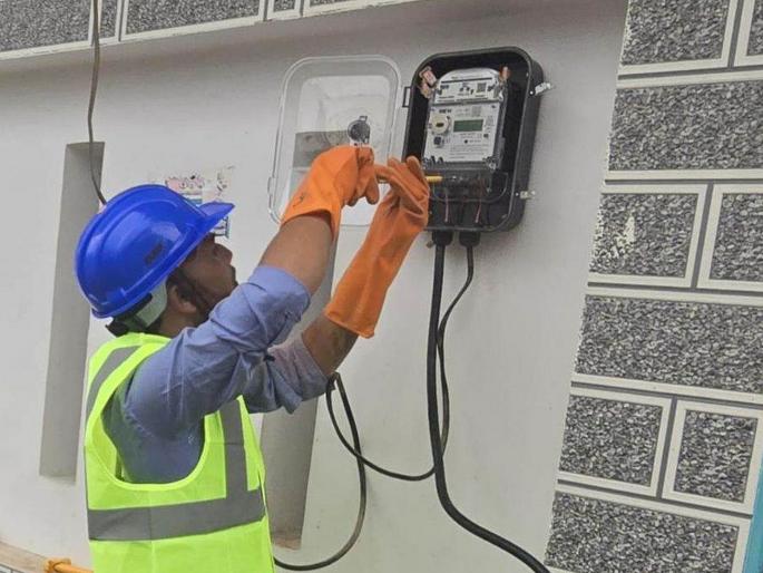 Smart meters started creating chaos in Uttar Pradesh; consumers started to erode the thresholds of the electricity board | उत्तर प्रदेशमध्ये स्मार्ट मीटर गोंधळ घालू लागले; ग्राहक वीज मंडळाचे उंबरे झिजवू लागले Smart meters started creating chaos in Uttar Pradesh; consumers started to erode the thresholds of the electricity board | उत्तर प्रदेशमध्ये स्मार्ट मीटर गोंधळ घालू लागले; ग्राहक वीज मंडळाचे उंबरे झिजवू लागले
