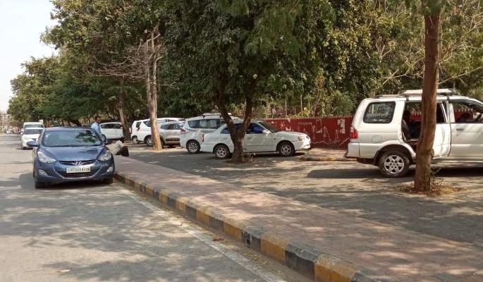 Smart parking for four wheelers in Nagpur | नागपुरात चारचाकी वाहनांसाठी 'स्मार्ट पार्किंग' Smart parking for four wheelers in Nagpur | नागपुरात चारचाकी वाहनांसाठी 'स्मार्ट पार्किंग'