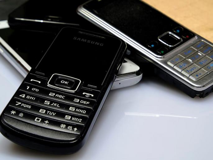 Not smart, now talk about simple, 'boring' and 'dumb' cell phones! | स्मार्ट नव्हे, आता चर्चा साध्या, ‘बोरिंग’ आणि ‘डम्ब’ फोनची! Not smart, now talk about simple, 'boring' and 'dumb' cell phones! | स्मार्ट नव्हे, आता चर्चा साध्या, ‘बोरिंग’ आणि ‘डम्ब’ फोनची!