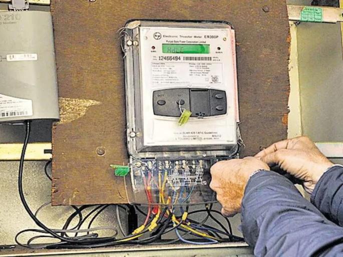 smart meter projects fail mseb, 'Shock' to Mahavitaran even before smart meters are installed; Clashes between consumers and employees | स्मार्ट मीटरचे मुंबई, पुण्यातील प्रयोग फेल! तरीही बसवतायत, वीजग्राहक आणि कर्मचाऱ्यांमध्ये उडताहेत खटके smart meter projects fail mseb, 'Shock' to Mahavitaran even before smart meters are installed; Clashes between consumers and employees | स्मार्ट मीटरचे मुंबई, पुण्यातील प्रयोग फेल! तरीही बसवतायत, वीजग्राहक आणि कर्मचाऱ्यांमध्ये उडताहेत खटके