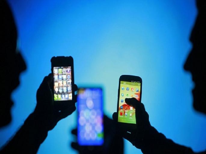 Smartphones affecting relations between parents and children, says study | स्मार्टफोनचा अतिवापर धोकादायक! एका रिपोर्टमधून धक्कादायक खुलासा Smartphones affecting relations between parents and children, says study | स्मार्टफोनचा अतिवापर धोकादायक! एका रिपोर्टमधून धक्कादायक खुलासा