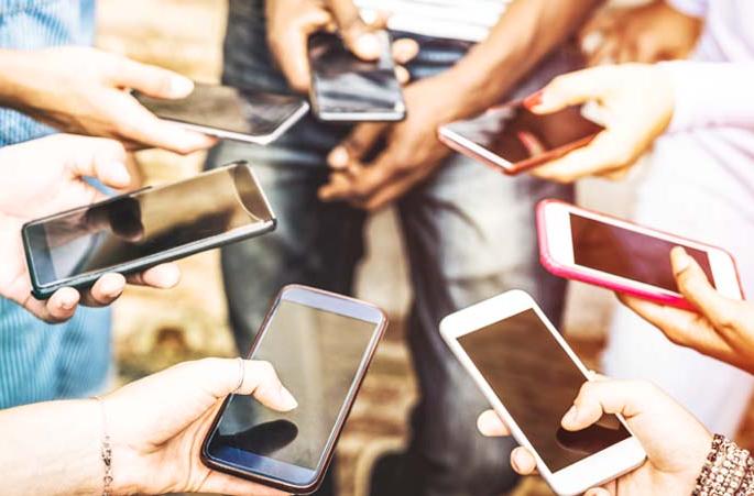 'Diwali' in mobile market due to online class, work! | Solapur Market; ऑनलाइन क्लास, वर्कमुळे मोबाइल बाजारात ‘दिवाळी’! 'Diwali' in mobile market due to online class, work! | Solapur Market; ऑनलाइन क्लास, वर्कमुळे मोबाइल बाजारात ‘दिवाळी’!