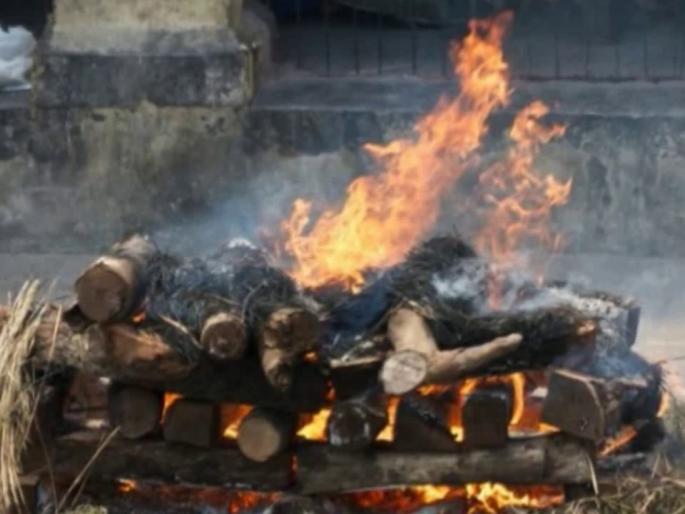 man suicide in funeral fire at nagpur | पेटत्या चितेमध्ये उडी घेऊन मनोरुग्ण तरुणाची आत्महत्या