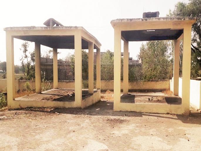 Cemetery names kept on the last name; Read the story of a village which having 15 cemetery | आडनावावरून ठेवली स्मशानभूमीची नावे; वाचा १५ स्मशाने असलेल्या गावाची कथा Cemetery names kept on the last name; Read the story of a village which having 15 cemetery | आडनावावरून ठेवली स्मशानभूमीची नावे; वाचा १५ स्मशाने असलेल्या गावाची कथा