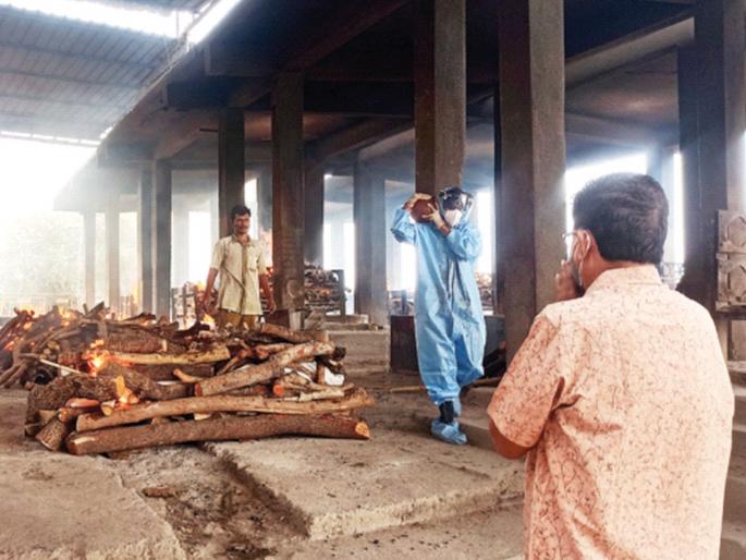 CoronaVirus News last rites on 68 persons died due to corona waiting in cremation | CoronaVirus News: मृतदेह बघून स्मशानही गहिवरले; अंत्यविधीसाठीही वेटिंग लागले CoronaVirus News last rites on 68 persons died due to corona waiting in cremation | CoronaVirus News: मृतदेह बघून स्मशानही गहिवरले; अंत्यविधीसाठीही वेटिंग लागले