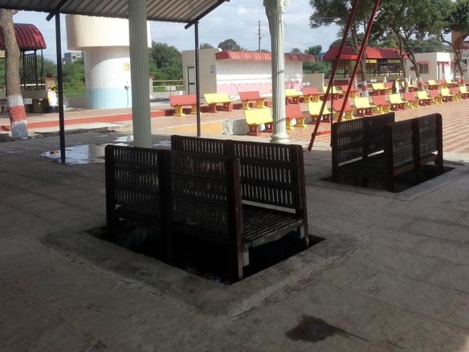 Therefore, helmets should be added to the funeral funeral | त्यामुळे हेल्मेट घालून करावे लागले पार्थिवावर अंत्यसंस्कार Therefore, helmets should be added to the funeral funeral | त्यामुळे हेल्मेट घालून करावे लागले पार्थिवावर अंत्यसंस्कार