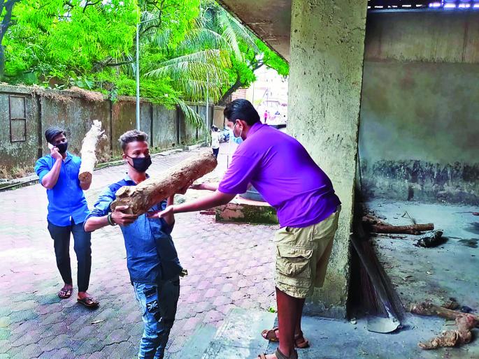 The unclaimed corpse got responsible shoulders | बेवारस मृतदेहाला मिळाले जबाबदार खांदे, रत्नागिरीत माणुसकीची भिंत The unclaimed corpse got responsible shoulders | बेवारस मृतदेहाला मिळाले जबाबदार खांदे, रत्नागिरीत माणुसकीची भिंत