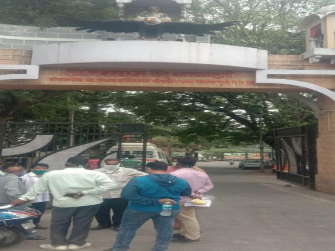 Now even the cemetery has to wait for the funeral | आता स्मशानभूमीतही अंत्यसंस्कारासाठी करावी लागते प्रतीक्षा