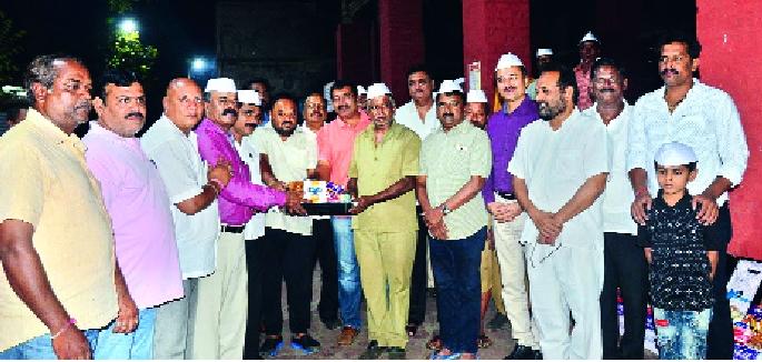 Diwali with staff of Panchgani cremation ground | पंचगंगा स्मशानभूमीतील कर्मचाºयांबरोबर दिवाळी Diwali with staff of Panchgani cremation ground | पंचगंगा स्मशानभूमीतील कर्मचाºयांबरोबर दिवाळी