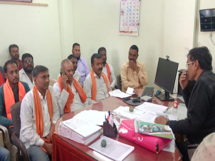 Farmers strike at the Maha distribution company office | शेतकऱ्यांची महावितरण कंपनीच्या कार्यालयात धडक Farmers strike at the Maha distribution company office | शेतकऱ्यांची महावितरण कंपनीच्या कार्यालयात धडक