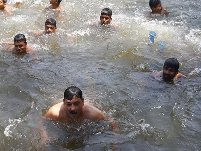 SambhajiRaje swimming in the river, even though the security guard was prohibited in kolhapur | संभाजीराजे निवडणूक प्रचारासाठी गेले अन् आनंदाने नदीतच सूर मारला... SambhajiRaje swimming in the river, even though the security guard was prohibited in kolhapur | संभाजीराजे निवडणूक प्रचारासाठी गेले अन् आनंदाने नदीतच सूर मारला...