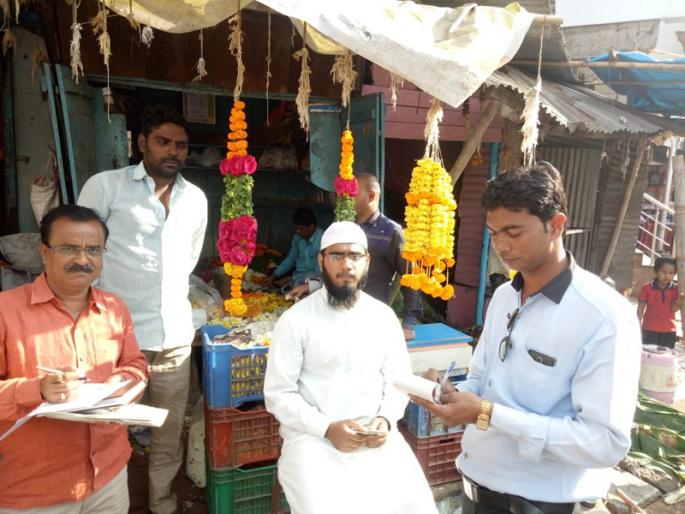 Lokmat Initiative; Women showing street trash; Crushing scams! | लोकमत इनिशिएटिव्ह; रस्त्यावरचा कचरा दाखवू लागल्या महिला; कचराफेकू व्यापाºयांना बसू लागला दंड ! Lokmat Initiative; Women showing street trash; Crushing scams! | लोकमत इनिशिएटिव्ह; रस्त्यावरचा कचरा दाखवू लागल्या महिला; कचराफेकू व्यापाºयांना बसू लागला दंड !