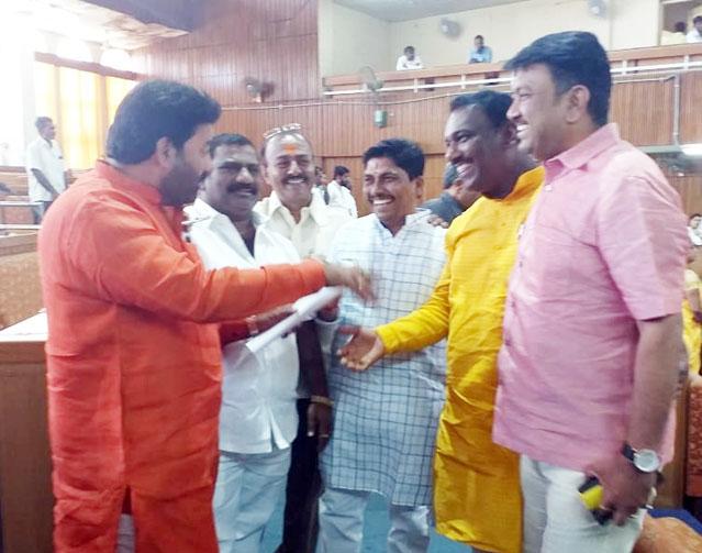 Political parties in the election of the colorful protest! | निवडणुकीतील कट्टर विरोधकांच्या रंगल्या पालिकेत गप्पा ! Political parties in the election of the colorful protest! | निवडणुकीतील कट्टर विरोधकांच्या रंगल्या पालिकेत गप्पा !