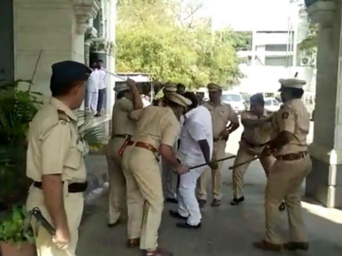 Solapur municipal commissioner Avinash Dhakane tried to kill Kolek, 20 people including Shrishal Gaikwad | सोलापूर मनपा आयुक्त अविनाश ढाकणे यांना रॉकेल ओतून जिवे मारण्याचा प्रयत्न, श्रीशैल गायकवाडसह २० जणांविरुद्ध गुन्हा Solapur municipal commissioner Avinash Dhakane tried to kill Kolek, 20 people including Shrishal Gaikwad | सोलापूर मनपा आयुक्त अविनाश ढाकणे यांना रॉकेल ओतून जिवे मारण्याचा प्रयत्न, श्रीशैल गायकवाडसह २० जणांविरुद्ध गुन्हा