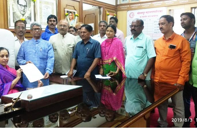 Demonstrations of workers in Solapur Municipal Corporation for the Seventh Pay Commission | सातव्या वेतन आयोगासाठी सोलापूर महापालिकेत कामगारांची निदर्शने Demonstrations of workers in Solapur Municipal Corporation for the Seventh Pay Commission | सातव्या वेतन आयोगासाठी सोलापूर महापालिकेत कामगारांची निदर्शने